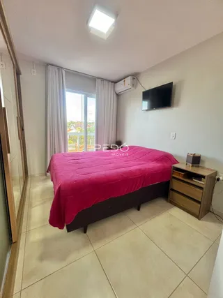 Quarto com cama e janela em um imóvel no Brasil.