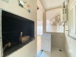 Vista de uma lareira e um corredor interno de uma residência.
