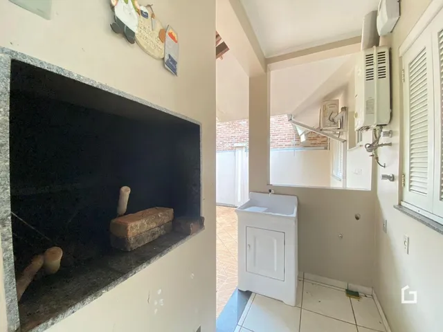 Vista de uma lareira e um corredor interno de uma residência.