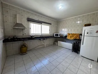 Cozinha com piso de cerâmica e revestimento de azulejos.