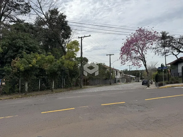 Fachada de uma residência em Lajeado, Brasil, ao longo de uma rua.