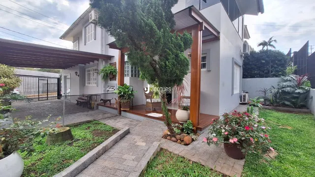 Fachada da casa em Lajeado, Brasil, mostrando a área externa e o jardim.