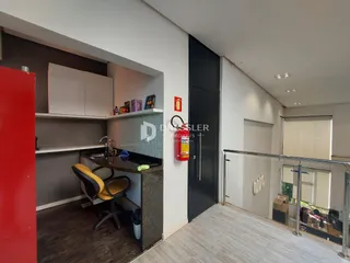 Interior de uma cozinha ou área de serviço com armários e bancada.