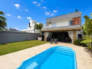 Foto de uma piscina e área externa de uma residência em Lajeado.