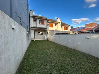 Vista externa de uma residência com muro e gramado em Lajeado.