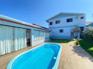 Vista da fachada de uma casa com piscina em Lajeado.