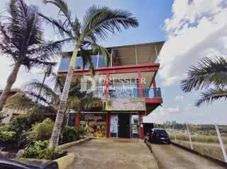 Fachada de um imóvel em Lajeado, Brasil, com vegetação ao redor.