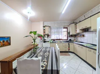 Foto de uma cozinha com armários e piso de cerâmica em Lajeado.