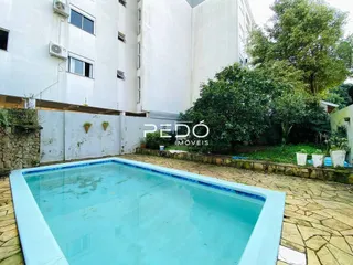 Vista externa de uma piscina em uma propriedade no Brasil.
