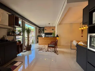 Interior de uma sala de estar e cozinha em um imóvel no Brasil.