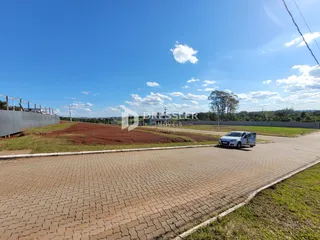 Vista externa da propriedade com área de terra e paisagem.