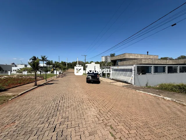 Vista externa de uma rua pavimentada em frente a um edifício moderno.