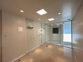 Corredor interno com paredes brancas e piso claro em uma residência.