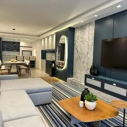 Sala de estar moderna com sofá e decoração em um imóvel.