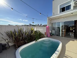 Vista externa de uma piscina em uma propriedade em Lajeado.