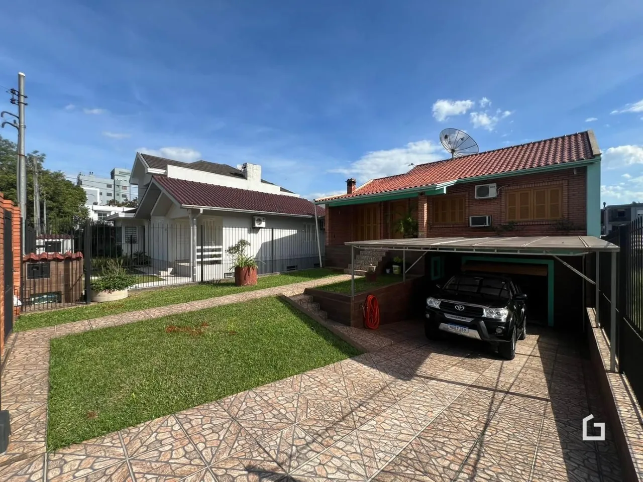 Fachada de uma casa em Lajeado, Brasil com jardim e área de garagem.