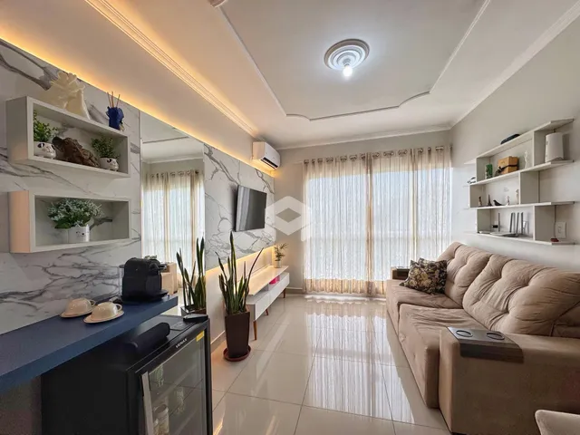 Sala de estar moderna com paredes brancas e detalhes em mármore.