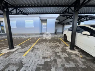 Vista externa da fachada de uma residência em Lajeado com área pavimentada.