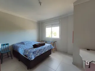 Quarto com cama e janela em um imóvel.