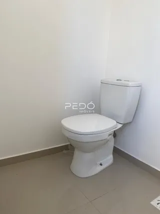 Foto de um banheiro interno com vaso sanitário branco.