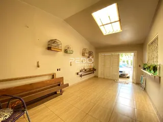 Ambiente interno com piso de cerâmica e teto inclinado.