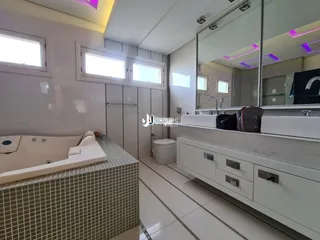 Foto de um banheiro moderno com banheira e revestimento de azulejos.