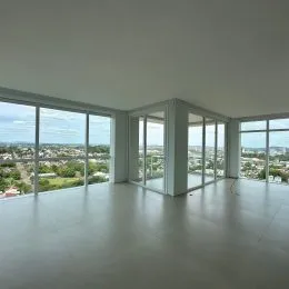 Sala ampla com grandes janelas que proporcionam uma vista panorâmica da paisagem.