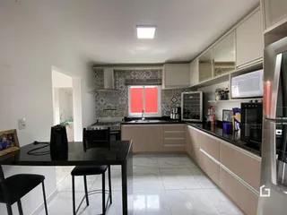 Foto de uma cozinha moderna com armários e bancadas em Lajeado.
