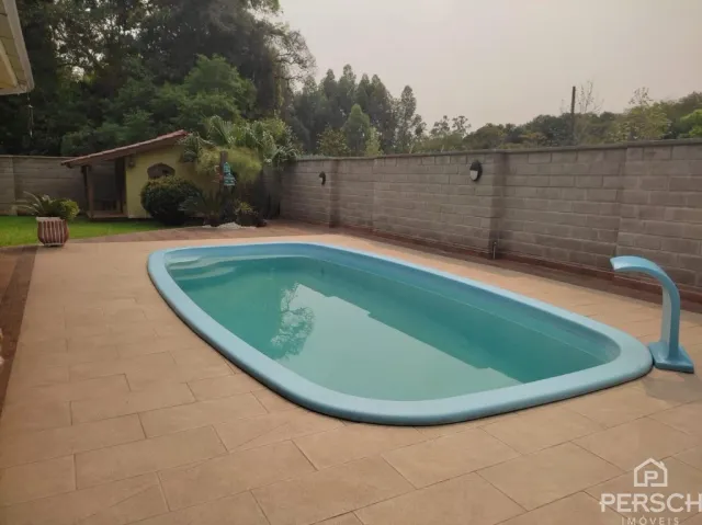 Foto de uma piscina externa com deck em uma propriedade em Lajeado.