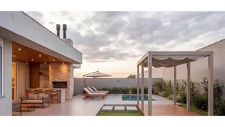 Vista externa de uma residência moderna com área de lazer e piscina.