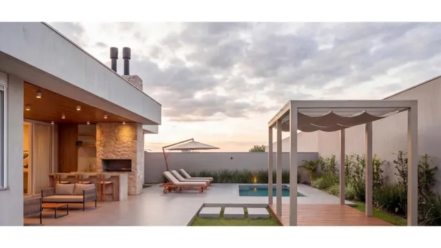 Vista externa de uma residência moderna com área de lazer e piscina.