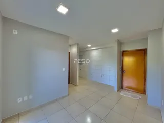 Hall de entrada de uma residência com piso de cerâmica clara.
