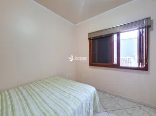 Foto de um quarto com cama em uma residência.