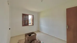 Ambiente interno com paredes brancas e uma janela de madeira.
