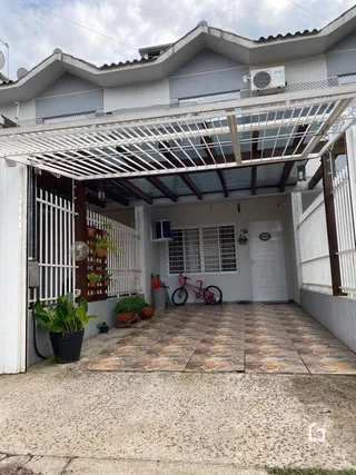 Fachada de uma casa em Lajeado, Brasil com área coberta.