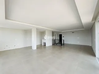 Vista interna de um ambiente amplo e moderno em uma residência.