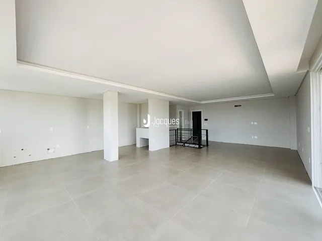 Vista interna de um ambiente amplo e moderno em uma residência.