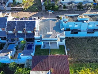 Vista aérea de um imóvel residencial em Lajeado, mostrando o telhado e o pátio.