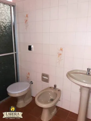 Foto de um banheiro com vaso sanitário e pia.