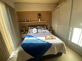 Quarto com cama de casal e armários brancos.