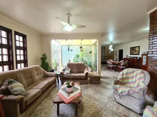 Sala de estar com sofás e porta de entrada em uma residência.