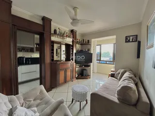 Sala de estar com móveis de madeira e sofá claro.