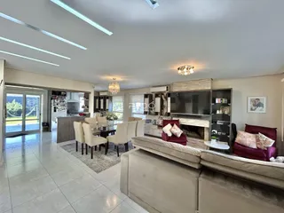 Sala de estar e jantar de uma residência moderna em Lajeado.