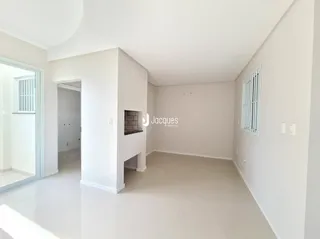 Interior de um ambiente branco com piso claro e passagem.
