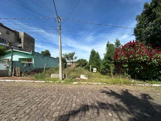 Vista externa de uma propriedade em Lajeado, Brasil, mostrando a área da rua com vegetação.