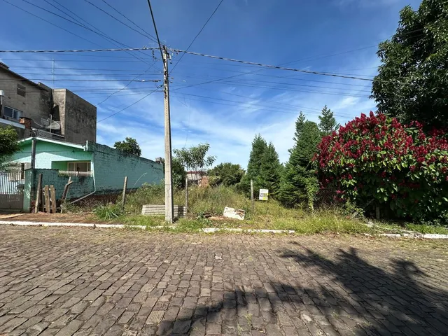 Vista externa de uma propriedade em Lajeado, Brasil, mostrando a área da rua com vegetação.