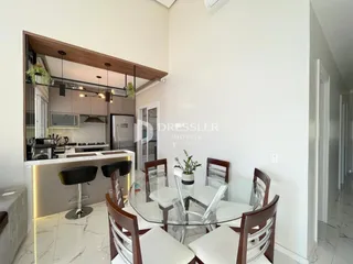 Vista da sala de jantar adjacente à cozinha em um imóvel no Brasil.