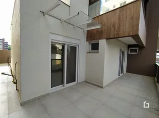 Fachada de um imóvel em Lajeado, Brasil com portas de vidro e piso cerâmico.