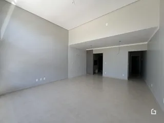 Imagem de um espaço interno com paredes brancas e piso claro.