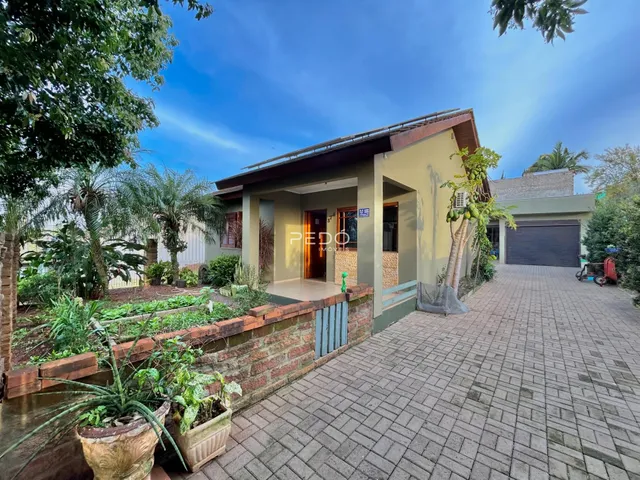 Fachada de uma residência em Lajeado, Brasil, com jardim e garagem.